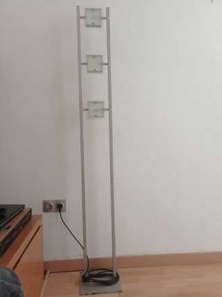 Lámpara de pie moderna plateada