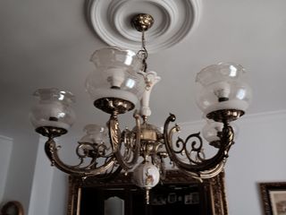 Lámpara de forja con tulipas de cristal