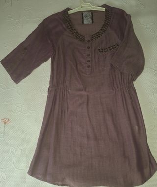 Camiseta morada con tachuelas