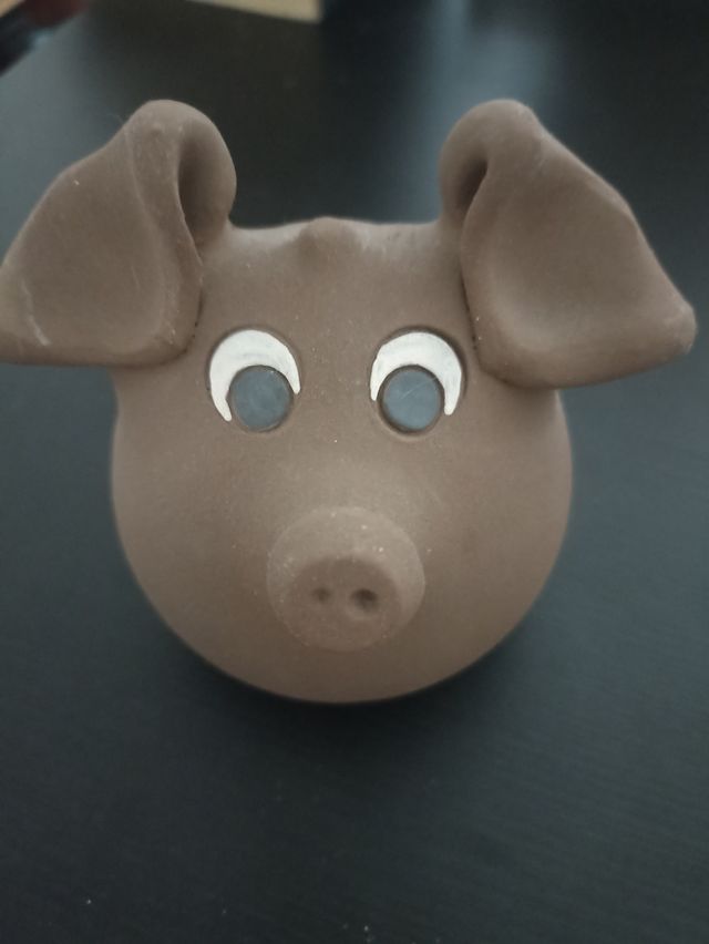 Cerdito de barro decorativo