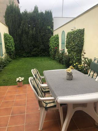 Mesa y 7 sillas de exterior y cojines 