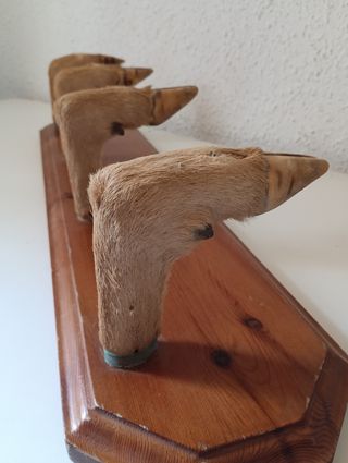 Perchero rústico de madera con pezuñas 