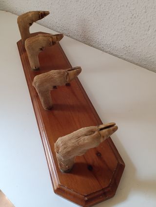 Perchero rústico de madera con pezuñas 