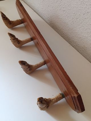 Perchero rústico de madera con pezuñas 