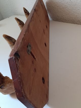 Perchero rústico de madera con pezuñas 
