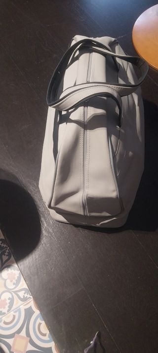 Bolso de viaje gris clarito y negro