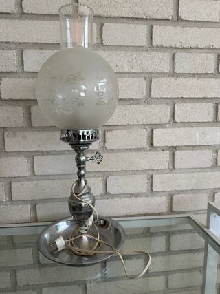 Lámpara de mesa plateada y cristal