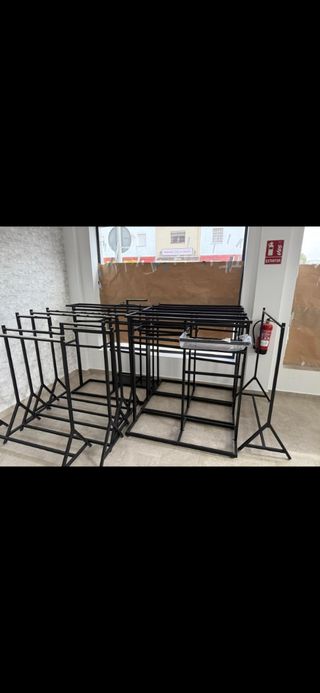 Percheros de tienda metálicos negros