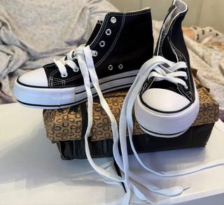 Zapatillas estilo Converse Negras y Blancas
