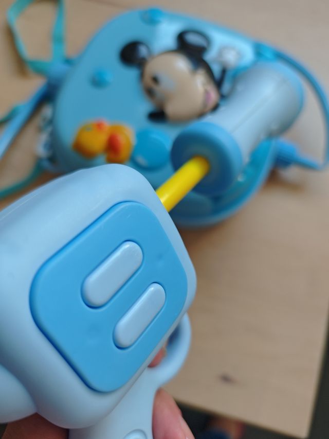 Pistola de agua con mochila azul