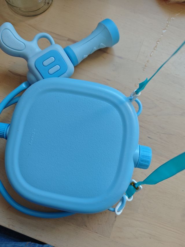 Pistola de agua con mochila azul