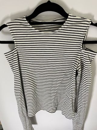 Camiseta de rayas con hombros descubiertos