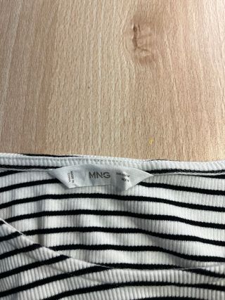 Camiseta de rayas con hombros descubiertos