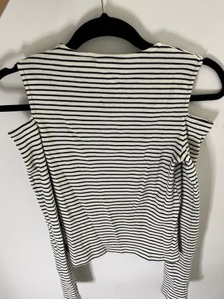 Camiseta de rayas con hombros descubiertos