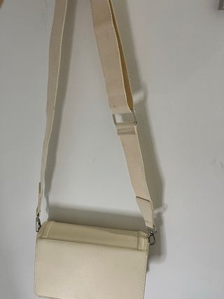 Bolso Stradivarius crema