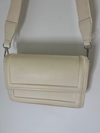 Bolso Stradivarius crema
