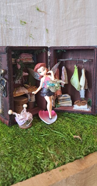 Armarito de costura mágico en miniatura