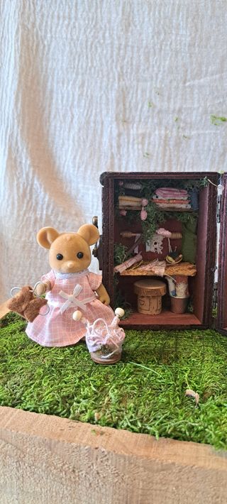 Armarito de costura mágico en miniatura