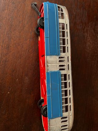 Autobús de juguete antiguo .