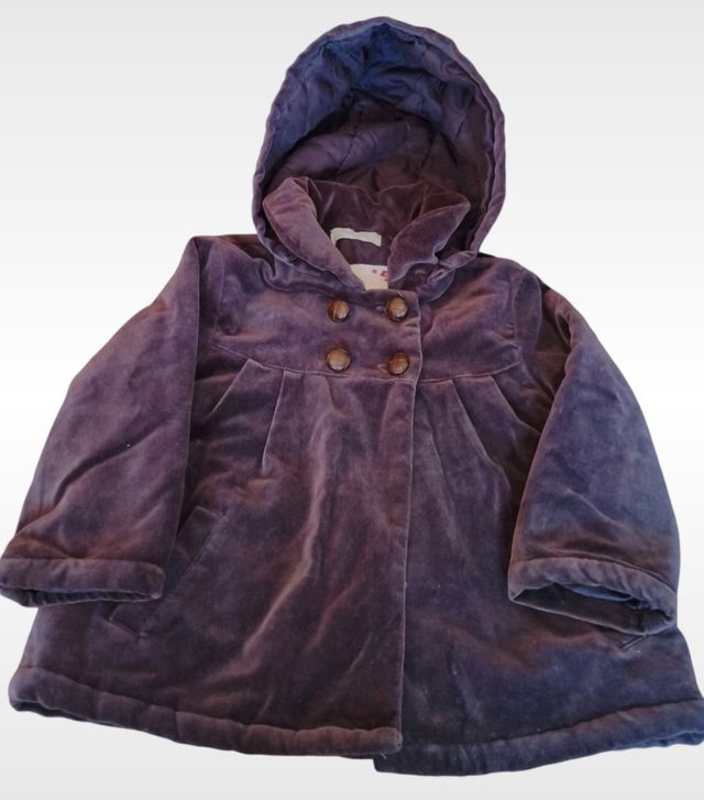 Cappotto viola con cappuccio da bambina
