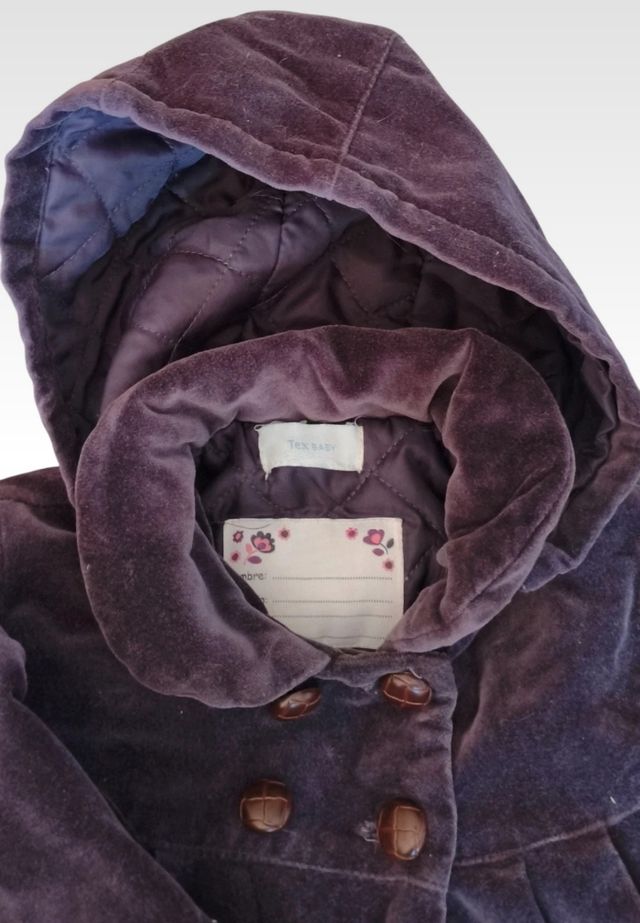 Cappotto viola con cappuccio da bambina