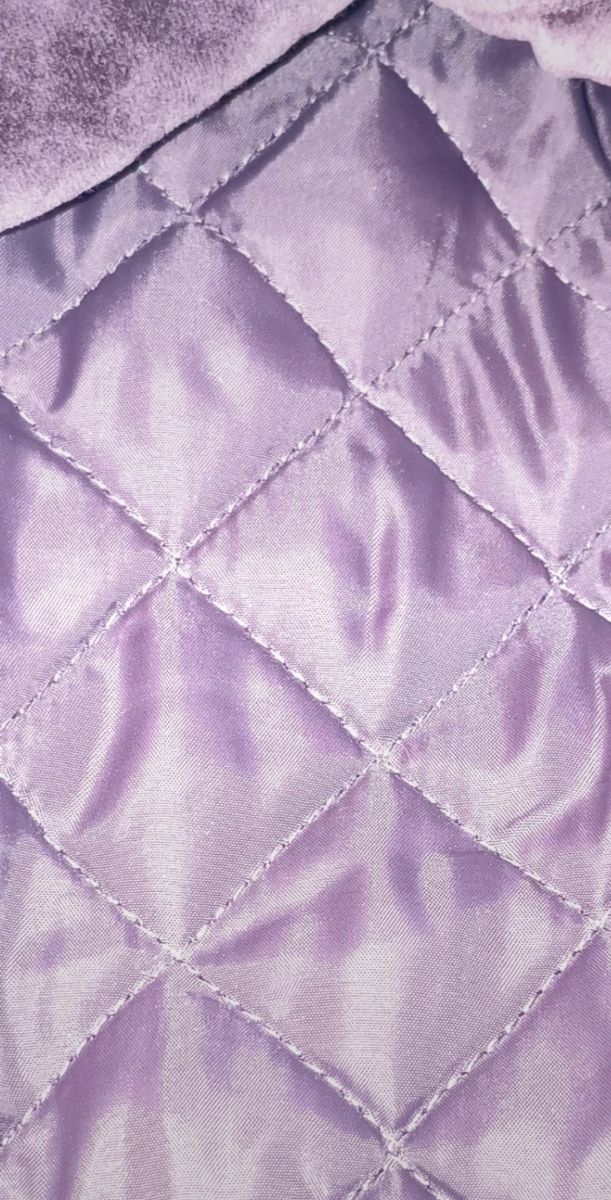 Cappotto viola con cappuccio da bambina