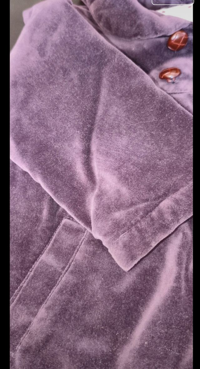 Cappotto viola con cappuccio da bambina