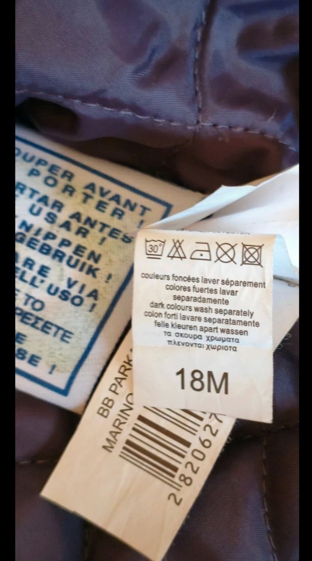 Cappotto viola con cappuccio da bambina