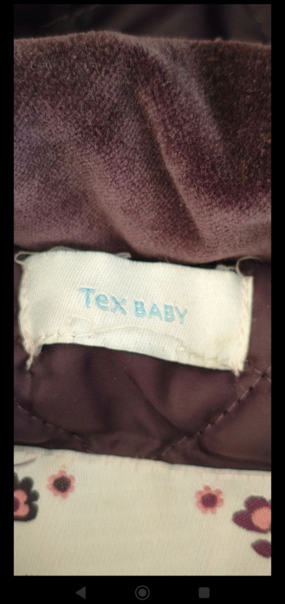 Cappotto viola con cappuccio da bambina