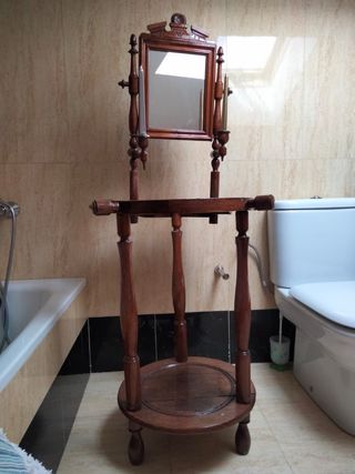 Tocador de madera antiguo con espejo