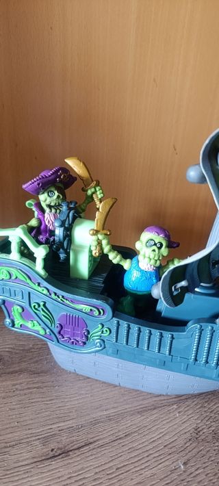 Barco Pirata con Figuras
