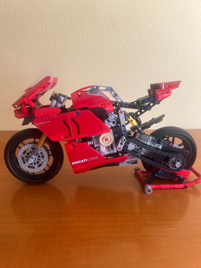 LEGO Technic Ducati Panigale V4 42107