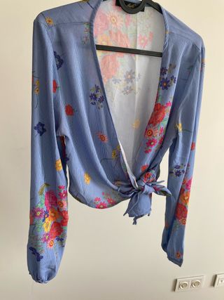 Camisa floral azul bebe con nudo frontal Talla S