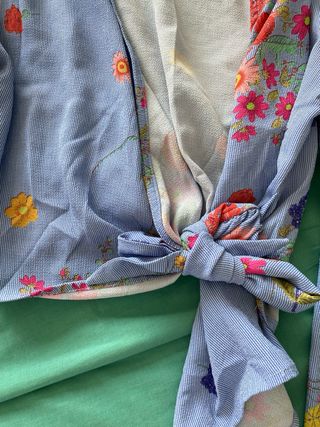 Camisa floral azul bebe con nudo frontal Talla S