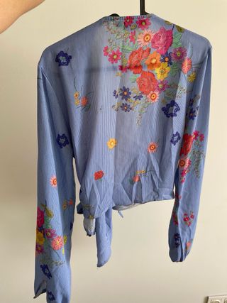 Camisa floral azul bebe con nudo frontal Talla S