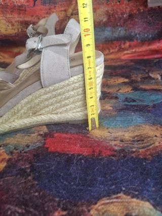 Sandalias de piel y esparto beige