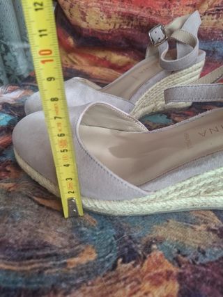 Sandalias de piel y esparto beige