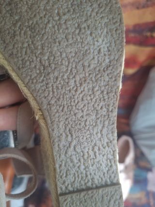 Sandalias de piel y esparto beige