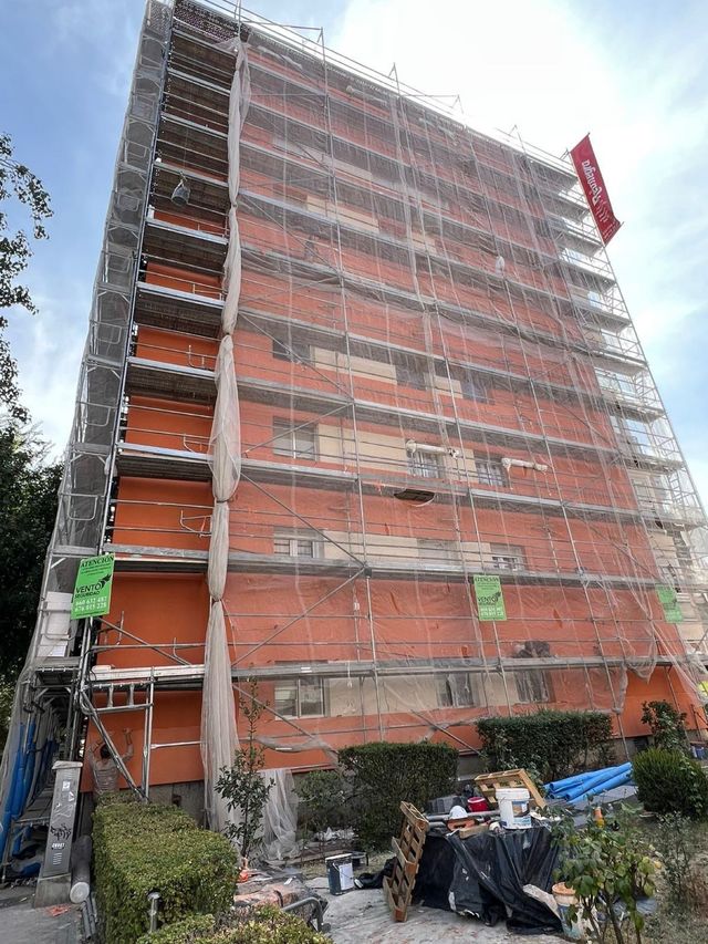 Fachada de edificio en obras