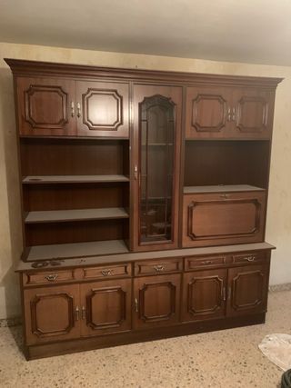Mueble de salón antiguo de madera y cristal