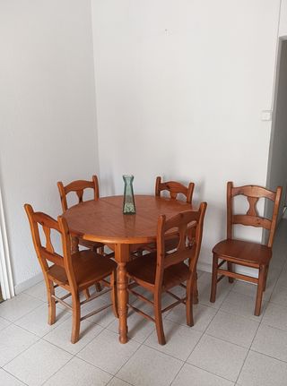 Mesa redonda pino macizo y 5 sillas