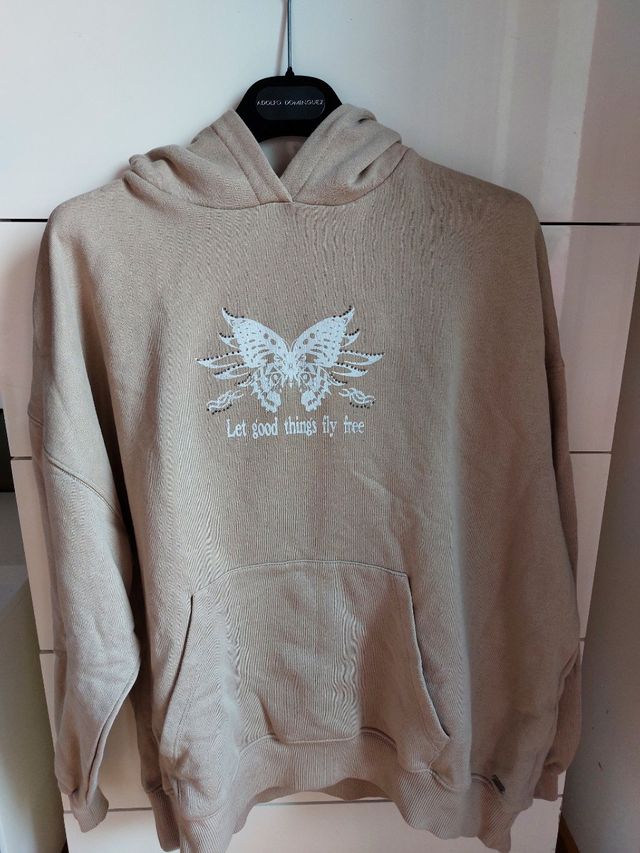 Sudadera Pull&Bear beige con estampado mariposa