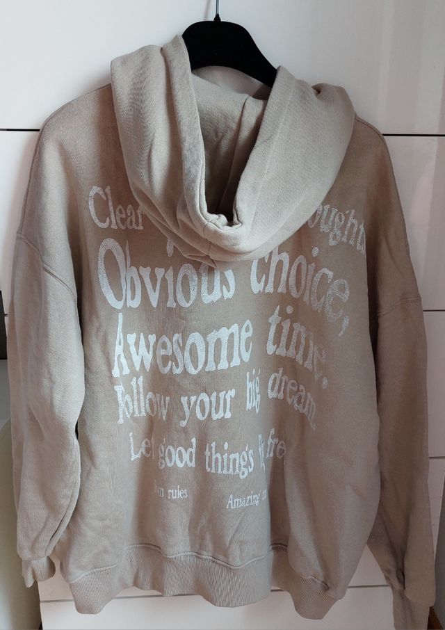 Sudadera Pull&Bear beige con estampado mariposa