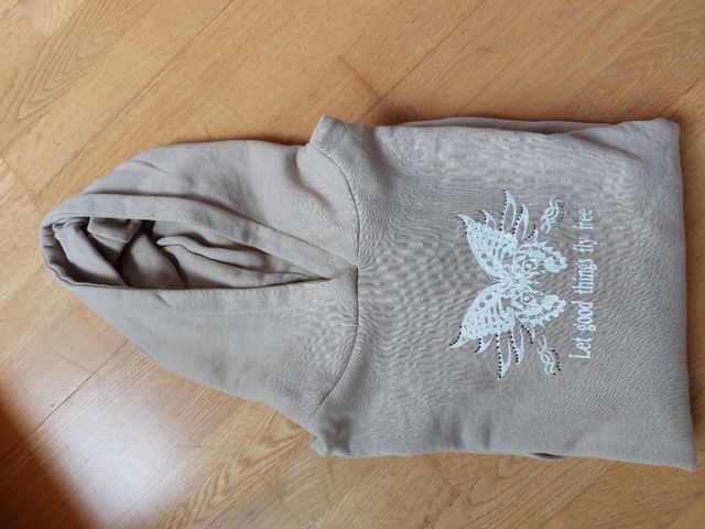 Sudadera Pull&Bear beige con estampado mariposa