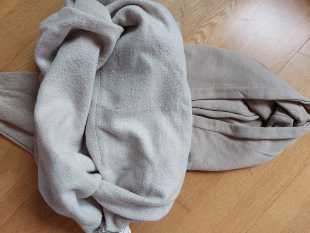 Sudadera Pull&Bear beige con estampado mariposa