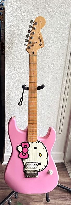 Hello Kitty ROSITA Guitarra Fender Squier