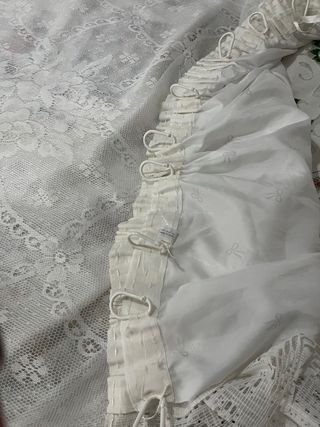 Cortina de ducha con encaje blanco