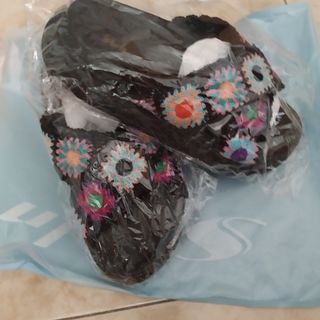 Sandalias negras con flores tejidas