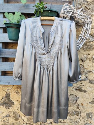  Ideal para celebraciones. Blusa plateada hombrera