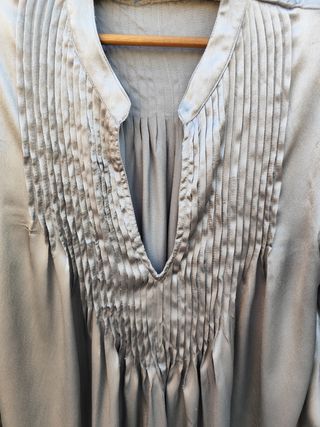 Ideal para celebraciones. Blusa plateada hombrera